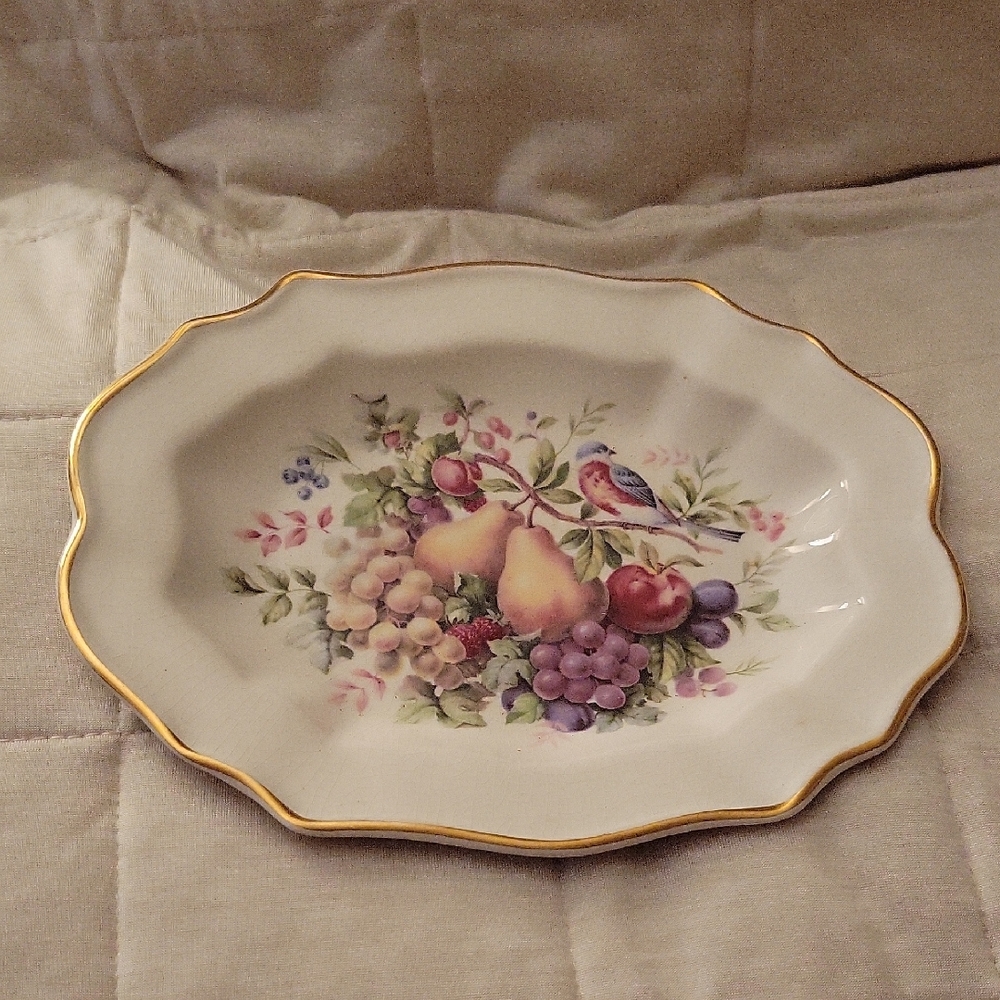Vintage, 1976 Enoch.Wedgwood Exclusively For Avon. 22 K Gold Trim.
